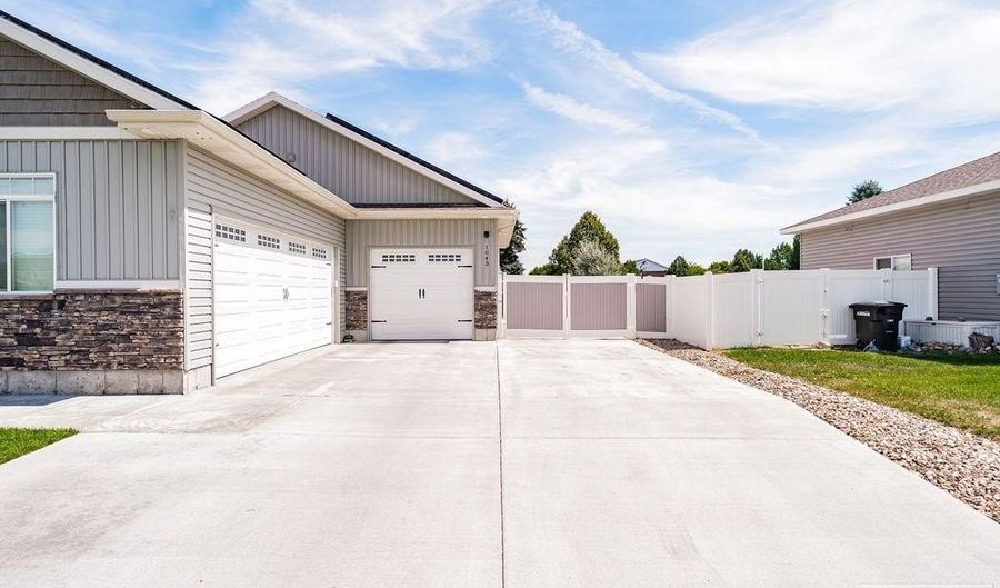 1043 Diamond Dr, Ammon, ID 83406 - 6 Beds, 3 Bath