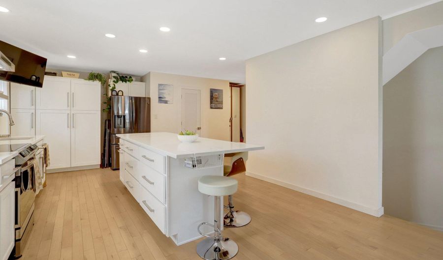 2113 N LINCOLN St, Arlington, VA 22207 - 3 Beds, 4 Bath