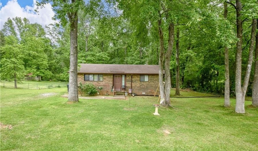 2304 NOLEN Dr, Alexander City, AL 35010 - 2 Beds, 1 Bath