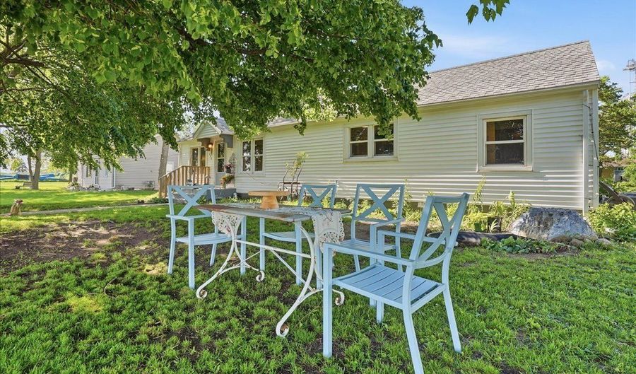 208 4th St, Anchor, IL 61720 - 3 Beds, 2 Bath