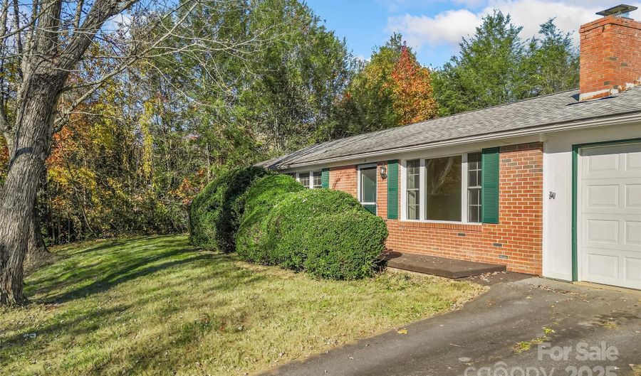 14 Morgan Blvd, Asheville, NC 28704 - 3 Beds, 2 Bath