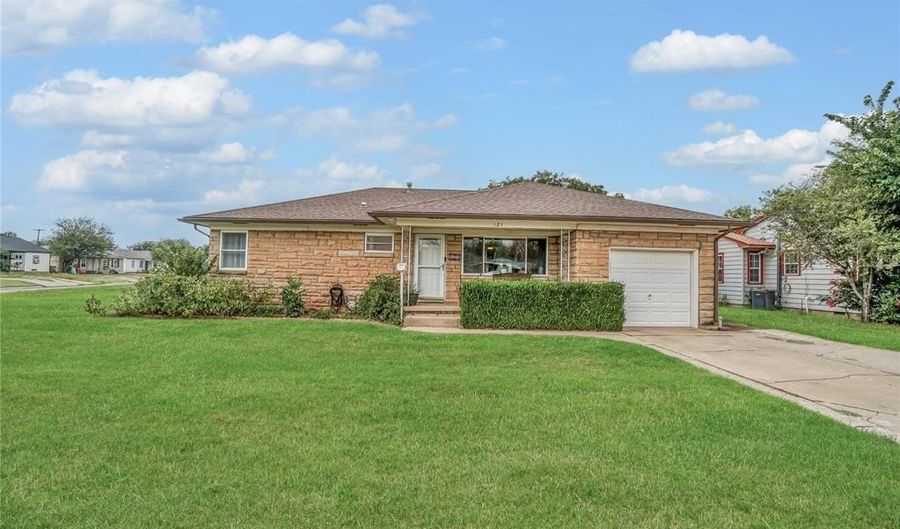 121 Pine Ave, Altus, OK 73521 - 3 Beds, 1 Bath