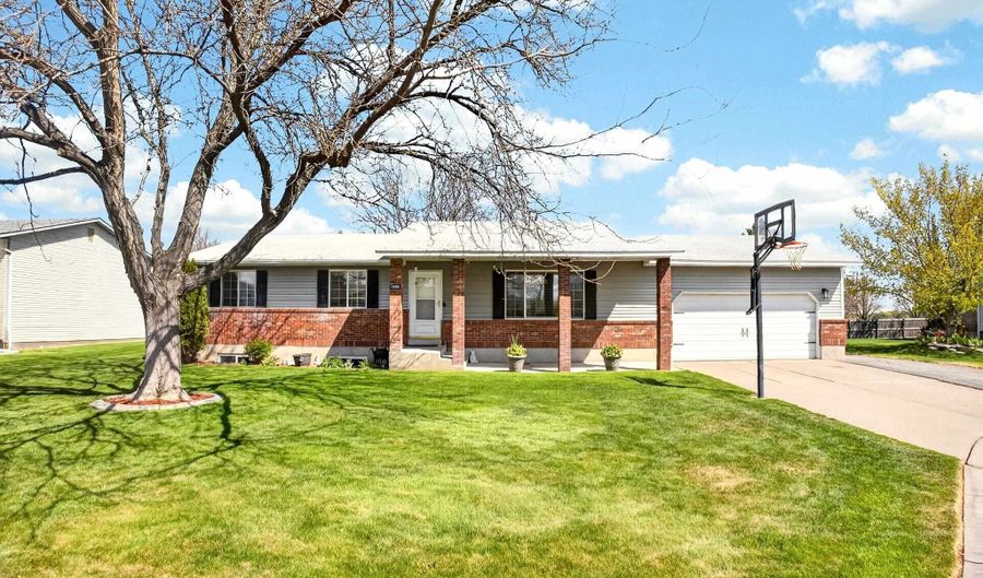 5990 Moses St, Chubbuck, ID 83202 - 5 Beds, 3 Bath