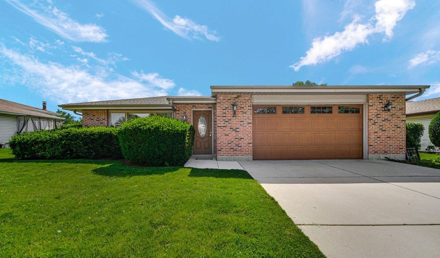 2042 W Spring Ridge Dr, Arlington Heights, IL 60004 - 3 Beds, 2 Bath