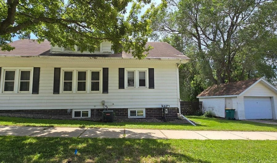 212 E 5th St, Albert Lea, MN 56007 - 2 Beds, 2 Bath