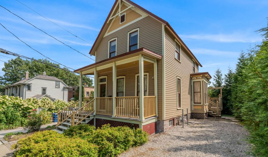1614 Center St, Des Moines, IA 50314 - 3 Beds, 2 Bath