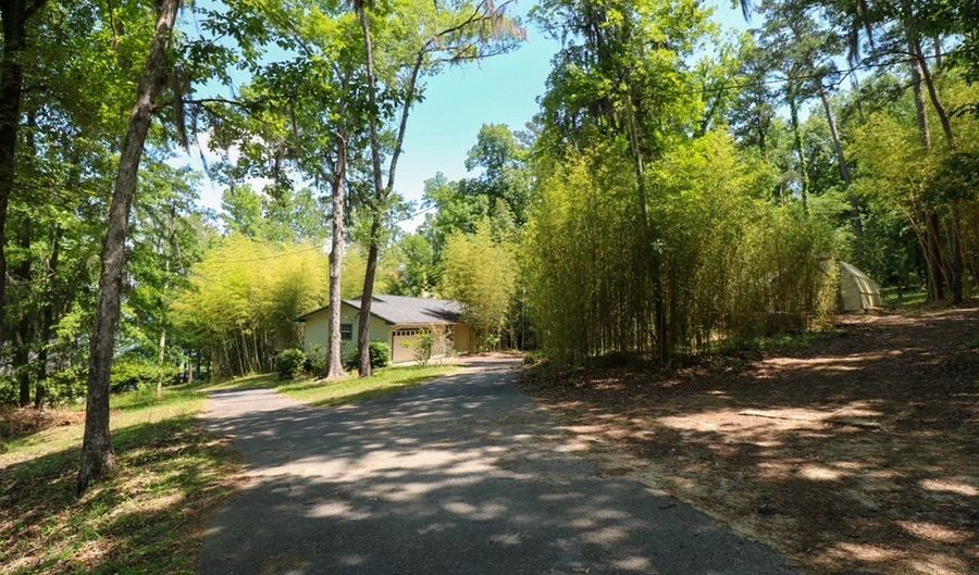 407 Lakeshore Dr, Bainbridge, GA 39819 - 3 Beds, 2 Bath