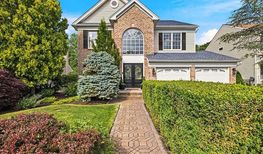 35 Lilac Ln, Danbury, CT 06810 - 3 Beds, 3 Bath