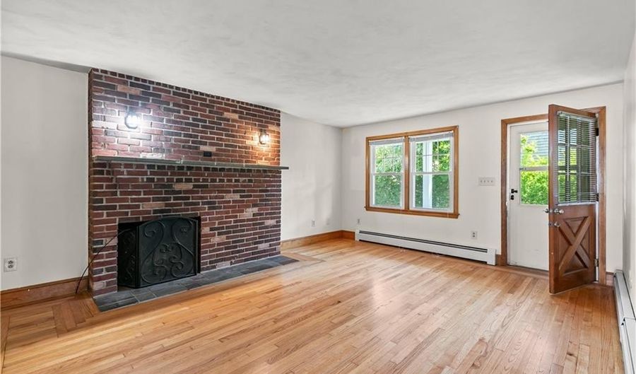 17 Shields St A, Newport, RI 02840 - 2 Beds, 1 Bath