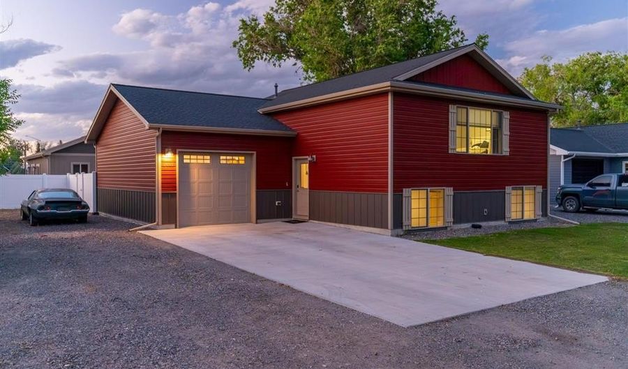 2607 West Ave, Cody, WY 82414 - 3 Beds, 2 Bath