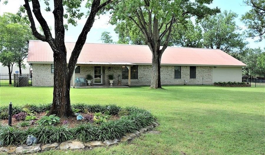 1214 E Hwy 237, Fayetteville, TX 78940 - 3 Beds, 3 Bath