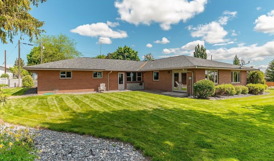 17 N 7th St, Almira, WA 99103 - 4 Beds, 3 Bath