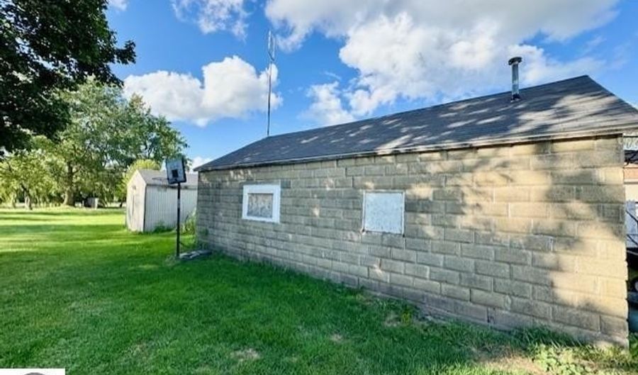1016 Michigan Ave, St. Louis, MI 48880 - 3 Beds, 2 Bath