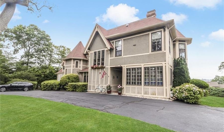 428 Gibbs Ave 4, Newport, RI 02840 - 2 Beds, 2 Bath
