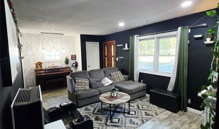 2920 E 36th St, Des Moines, IA 50317 - 3 Beds, 1 Bath
