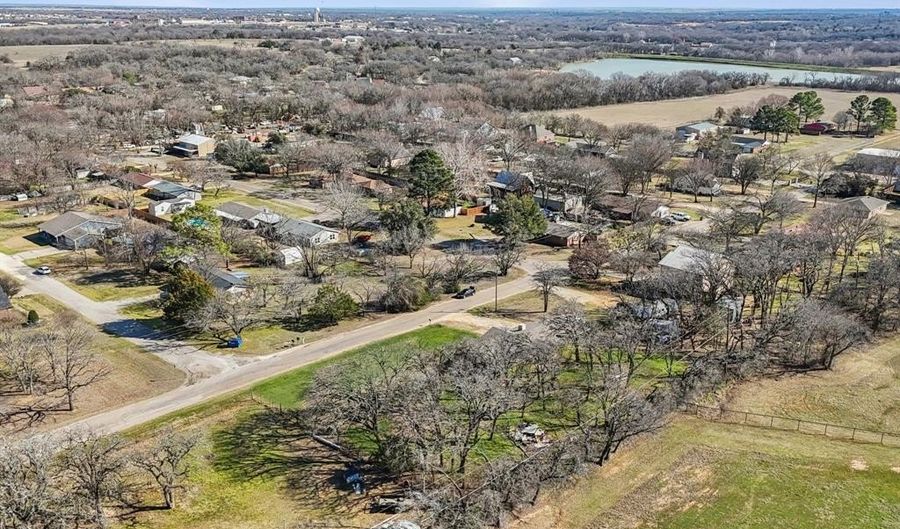 803 Lakewood Dr, Alvarado, TX 76009 - 3 Beds, 1 Bath