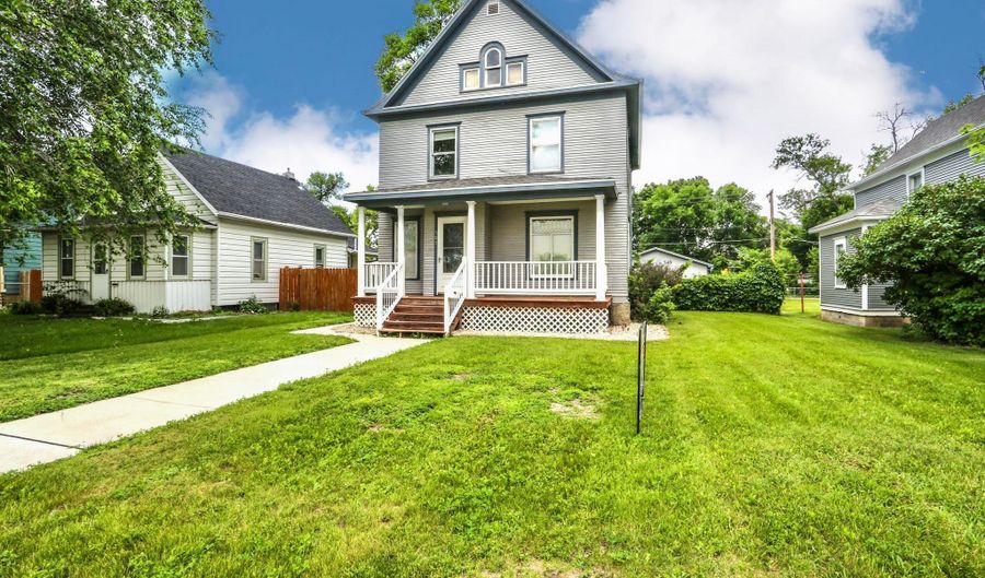 501 S DAKOTA St, Aberdeen, SD 57401 - 3 Beds, 2 Bath