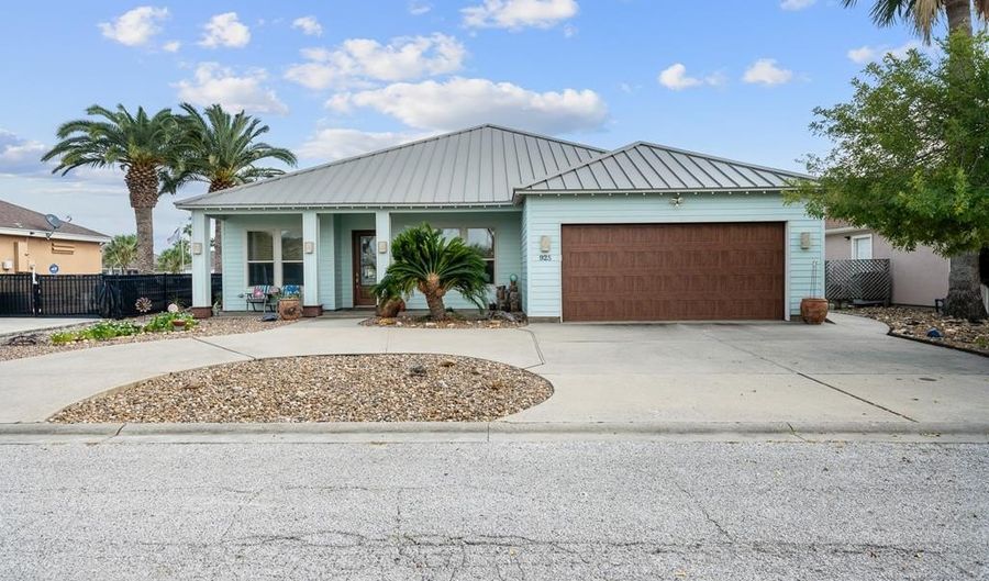 925 Pompano, Aransas Pass, TX 78336 - 3 Beds, 4 Bath