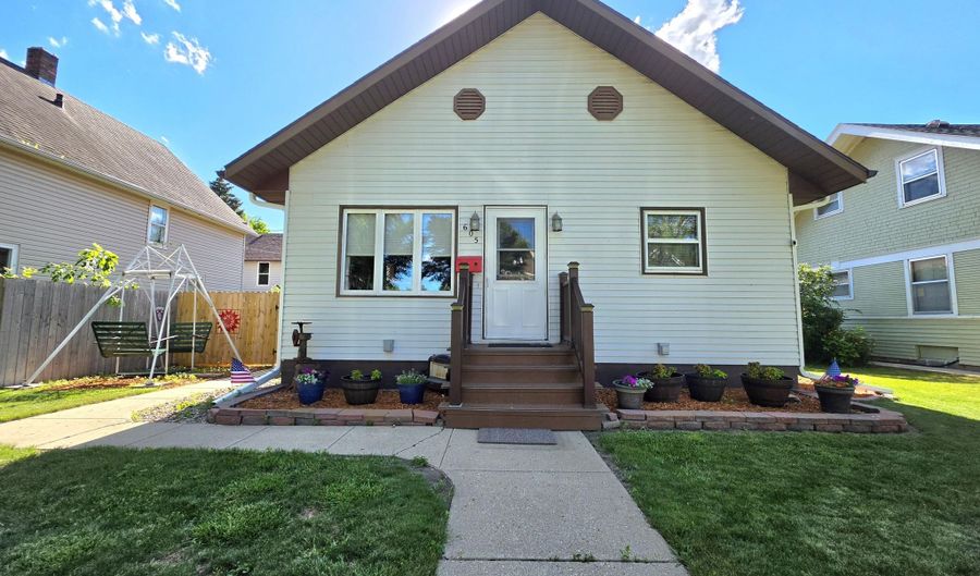605 N Lincoln St, Aberdeen, SD 57401 - 3 Beds, 2 Bath