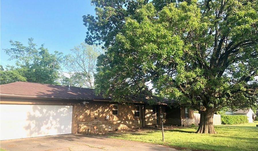 102 S Country Club Rd, Ada, OK 74820 - 3 Beds, 3 Bath