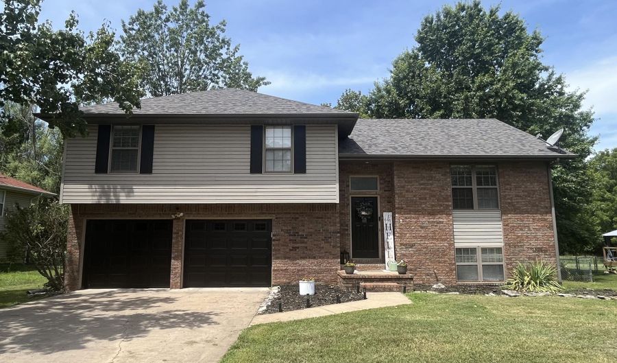 829 Rosemary Ave, Aurora, MO 65605 - 3 Beds, 3 Bath