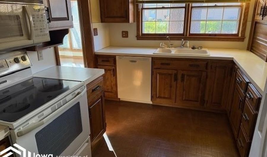 120 S Roan St, Algona, IA 50511 - 3 Beds, 3 Bath