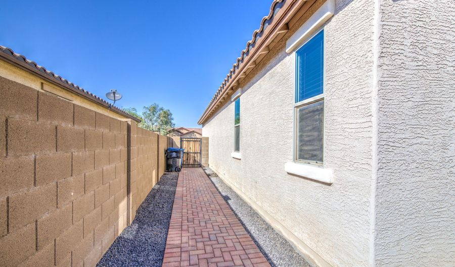 929 E OVERLIN Ln, Avondale, AZ 85323 - 3 Beds, 2 Bath