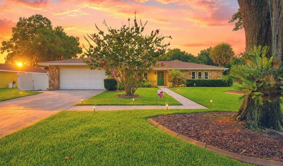 902 CRESTVIEW Dr, Auburndale, FL 33823 - 3 Beds, 2 Bath