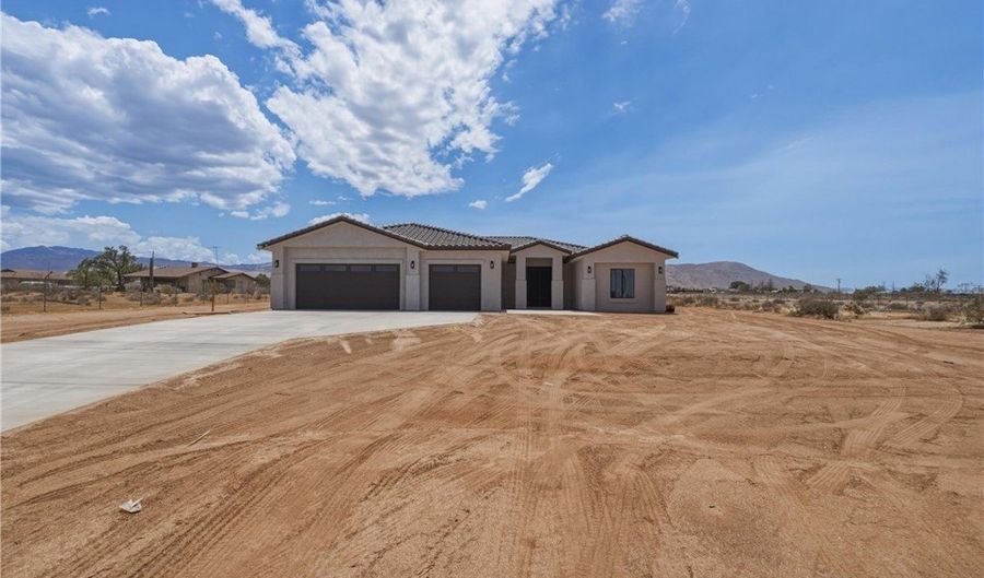 23505 Del Oro Rd, Apple Valley, CA 92308 - 4 Beds, 3 Bath