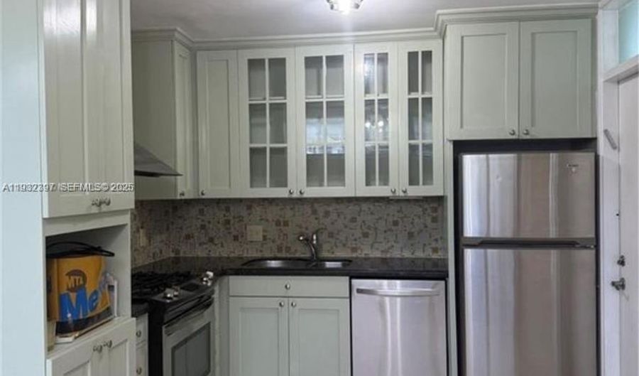 1070 98th St 11, Bay Harbor Islands, FL 33154 - 1 Beds, 1 Bath