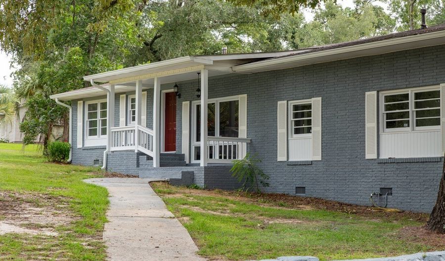2623 Hatch Pkwy N, Baxley, GA 31515 - 3 Beds, 3 Bath