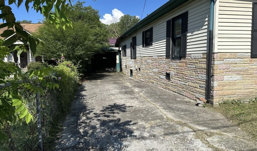 308 Spruce St, Appalachia, VA 24216 - 3 Beds, 1 Bath