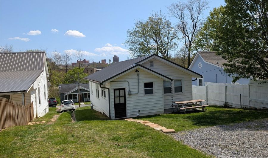 28 Woodrow Ave, Asheville, NC 28801 - 2 Beds, 2 Bath