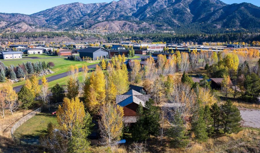 83 BUCK Ln, Alpine, WY 83128 - 6 Beds, 5 Bath