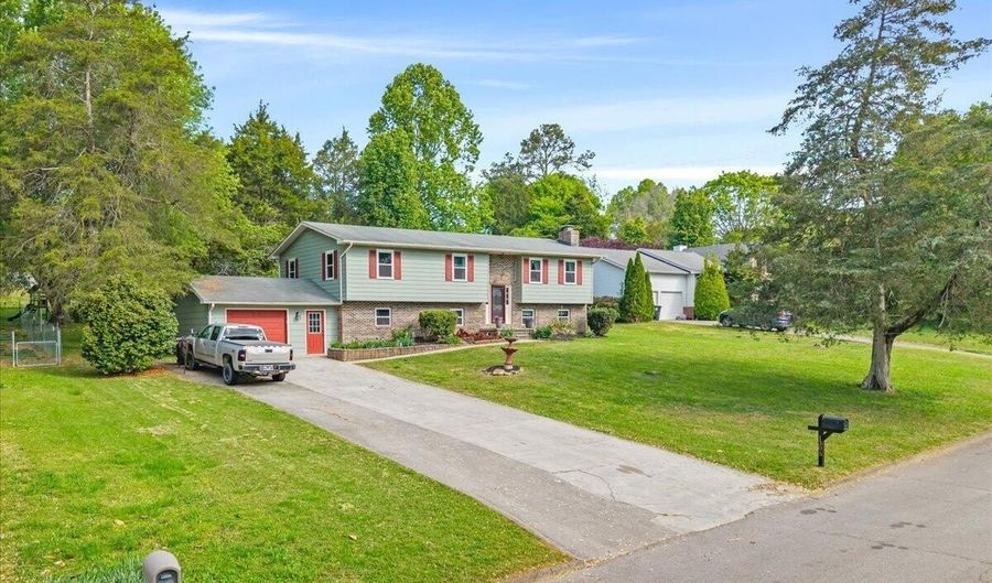 1305 Ridgeway Cir, Athens, TN 37303 - 4 Beds, 3 Bath