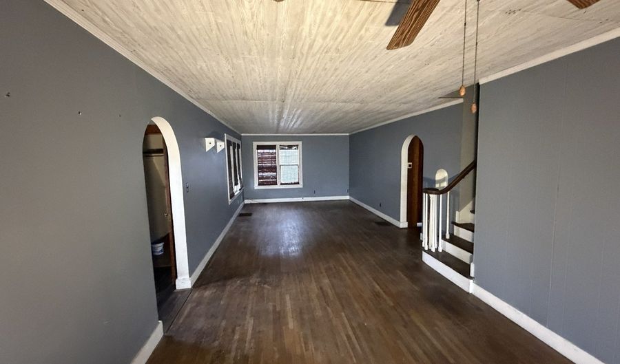 140 S 4th St, Albion, IL 62806 - 3 Beds, 2 Bath
