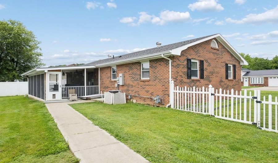 1905 Stivers Rd, Aberdeen, OH 45101 - 3 Beds, 1 Bath