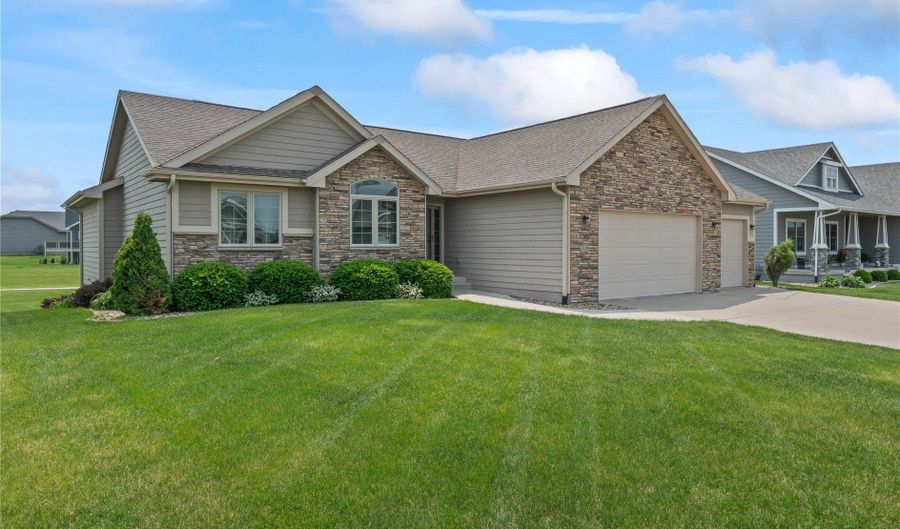 316 34th St SE, Altoona, IA 50009 - 4 Beds, 3 Bath