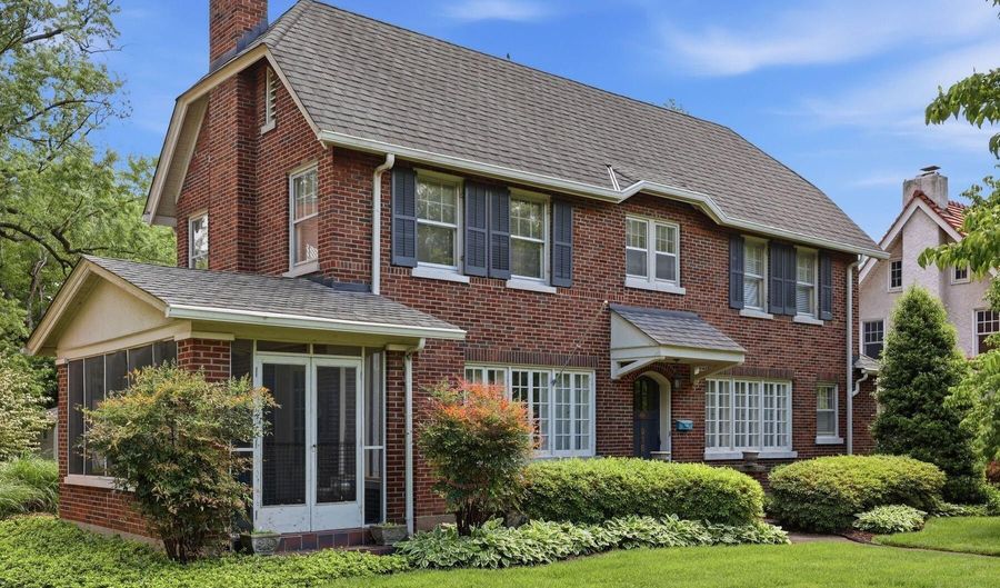 916 Audubon Pkwy, Audubon Park, KY 40213 - 4 Beds, 3 Bath