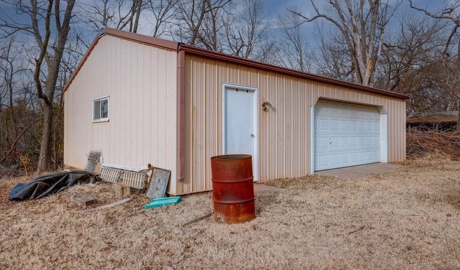 625 N 9th St, Arkansas City, KS 67005 - 3 Beds, 2 Bath