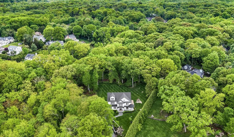 16 Lia Fail Way, Cos Cob, CT 06807 - 5 Beds, 5 Bath