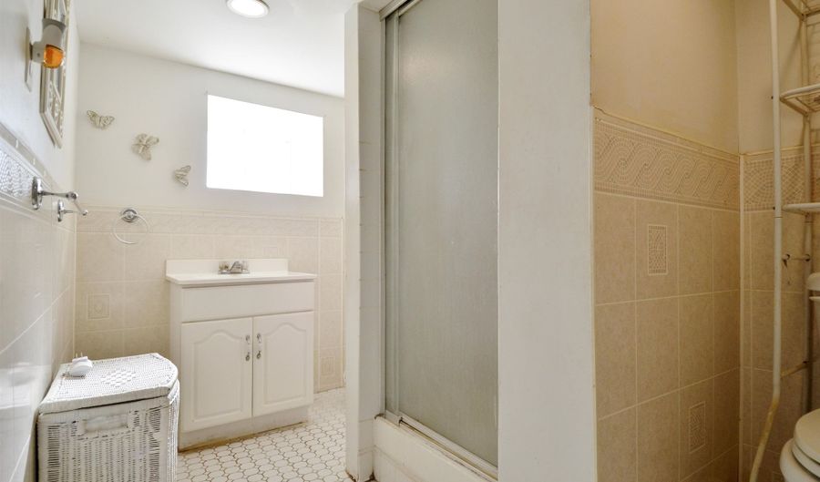 162 W 32ND St, Bayonne, NJ 07002 - 7 Beds, 3 Bath