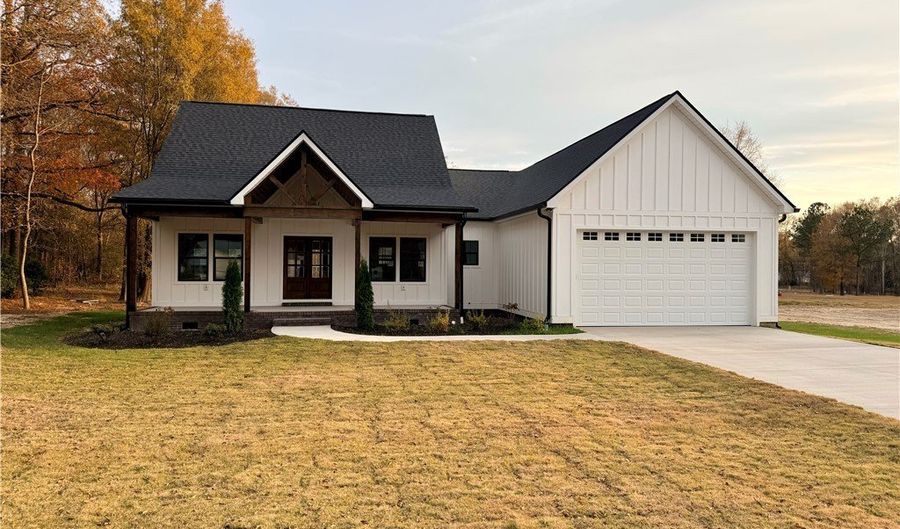 406 Edgewood Dr, Belton, SC 29627 - 3 Beds, 3 Bath