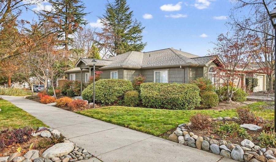 460 Clay St, Ashland, OR 97520 - 2 Beds, 2 Bath