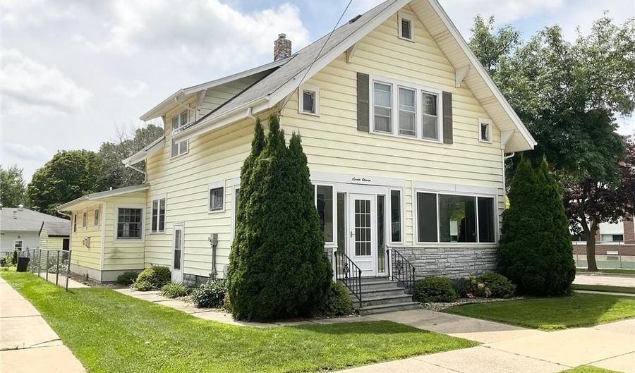 711 8th Ave NW, Austin, MN 55912 - 4 Beds, 3 Bath