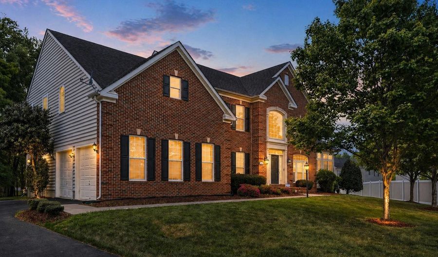 14909 TARYN LEA Ct, Accokeek, MD 20607 - 5 Beds, 5 Bath