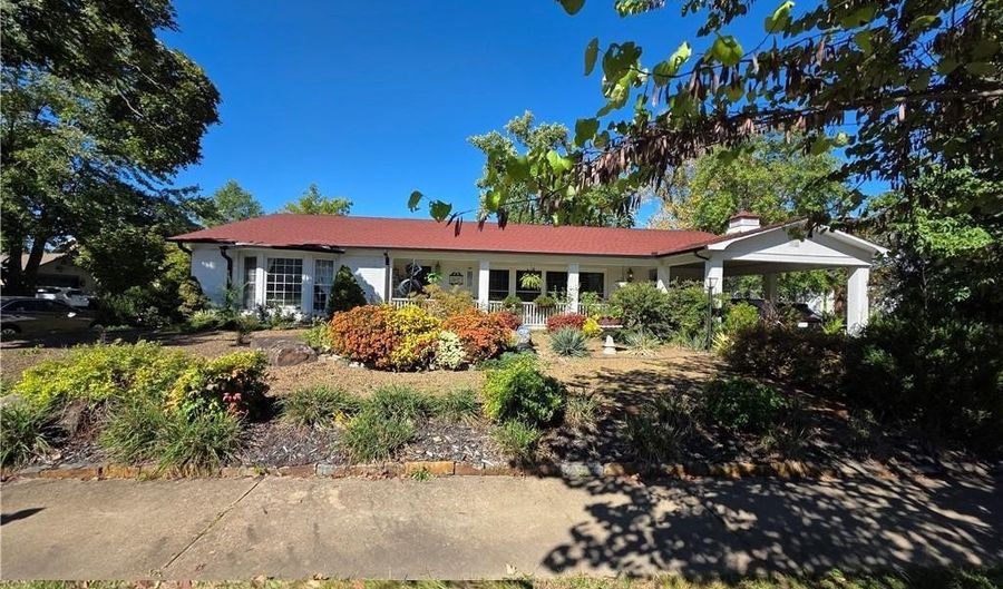 610 Central Ave, Bentonville, AR 72712 - 4 Beds, 4 Bath