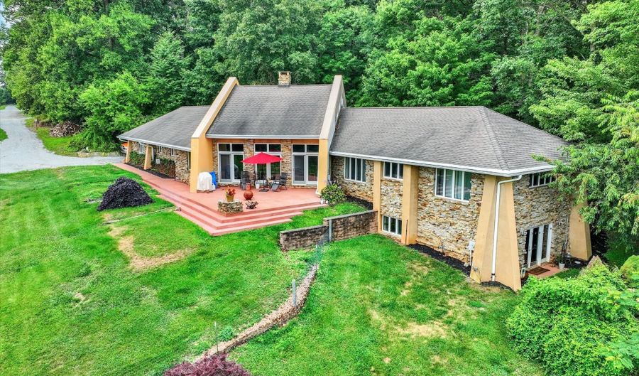8272 WOODBINE Rd, Airville, PA 17302 - 3 Beds, 3 Bath