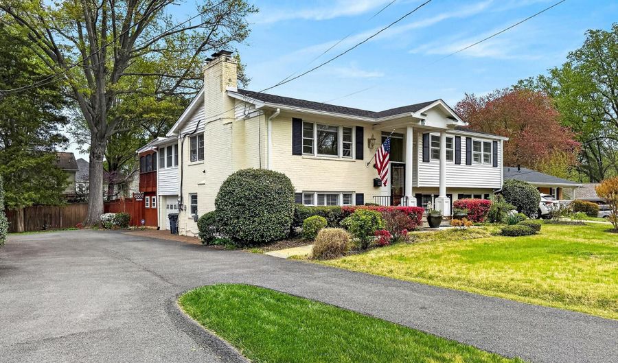 7052 WARDELL St, Annandale, VA 22003 - 4 Beds, 3 Bath