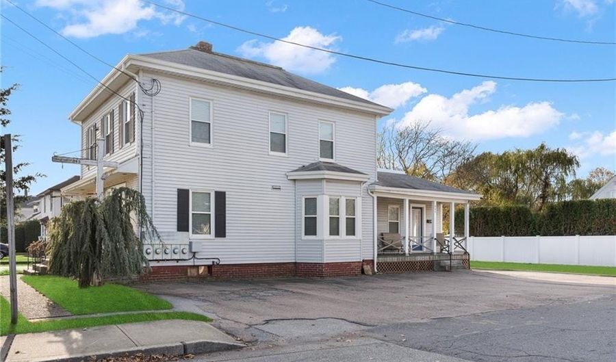 845 Main St, East Greenwich, RI 02818 - 4 Beds, 3 Bath